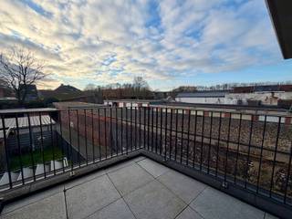 Gezellig nieuwbouwappartement op de 1ste verdieping in het hartje van Tienen.Winkels, openbaar vervoer en station bevinden zich op wandelafstand.Het...