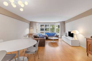 Res. Borana<br />Instapklaar appartement met 2 slaapkamers gelegen in het centrum van Knokke. <br />Indeling: lichtrijke woonkamer met parket, open volledige ingerichte keuken voorzien van voldoende kastruimte, vestiaire en gastentoilet, badkamer met Ligbad, dubbele lavabo, een eerste slaapkamer die uitgeeft op het zongerichte terras achteraan, een tweede slaapkamer met aanpalend een douchekamer met inloopdouche en lavabo, berging. <br />op -1 is nog een privé kelder en fietsenberging. <br />Het appartement is momenteel verhuurd op lange termijn aan zeer correcte huurders. <br />Voor meer info, aarzel dan zeker niet om contact op te nemen. <br />Ref. A1057<br /> 