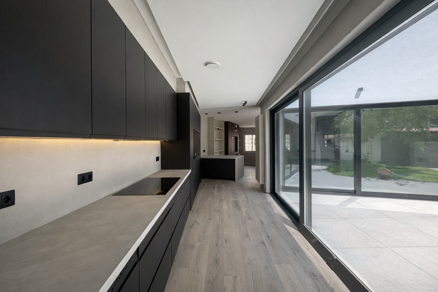 Volledig gerenoveerde stadswoning met dubbele gevelbreedte, inpandige garage en zonnige tuin - foto 5