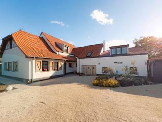 Villa, on a plot of 900m², offers you a combination of rural charm and contemporary comfort. Layout: Spacious entrance hall, guest toilet...