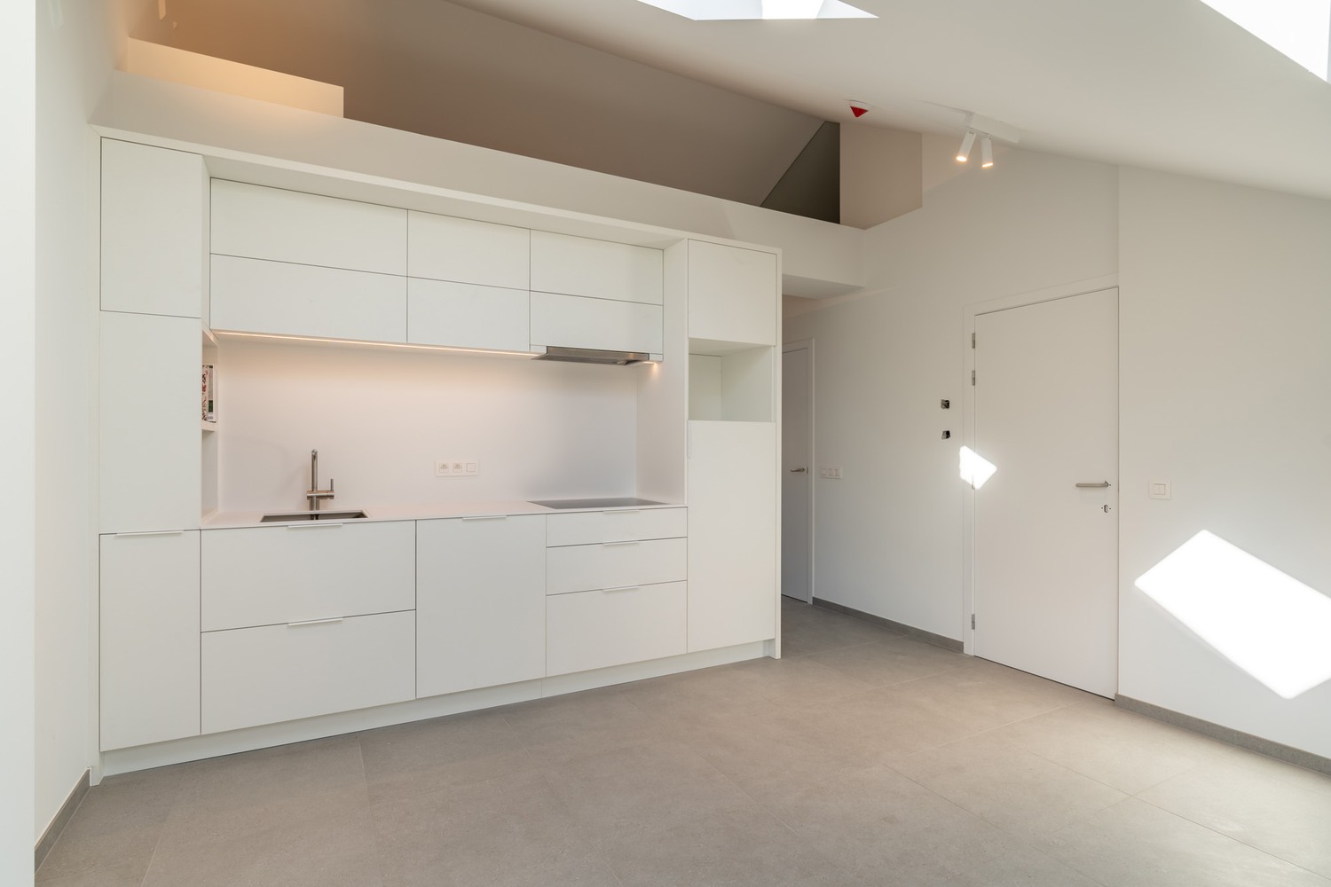 Volledig gerenoveerd 1-slaapkamerappartement op de ring rond Leuven ! - foto 3