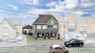 Voor meer info of een bezoek, bel 054 69 39 34 - Op een strategische topligging in Denderleeuw bevindt zich deze interessante opbrengsteigendom...