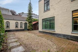 In hartje Brugge bevindt zich dit karaktervolle herenhuis met ca. 383 m² woonoppervlakte. Authentieke elementen, royale volumes en een aangename tuin van ca. 100 m² geven het pand een bijzondere uitstraling en bieden tal van mogelijkheden voor een nieuwe invulling of herontwikkeling.<br /><br />De woning geniet bovendien van een centrale ligging, een uitstekende bereikbaarheid en een hoge Mobiscore, op korte afstand van het station. Een interessante opportuniteit voor investeerders, ontwikkelaars of kopers die op zoek zijn naar een ruim en karaktervol pand in het historische stadscentrum.<br /><br />Indeling (383m²):<br /><br />Kelder<br /><br />Gelijkvloers<br />- Inkomhal<br />- Bureauruimte<br />- Woonkamer<br />- Toilet<br />- Nachthal<br />- Tuin (100m²)<br /><br />1e verdieping:<br />- Nachthal<br />- Keuken<br />- Technische ruimte<br />- Badkamer<br />- Eetkamer<br />- Drie slaapkamers<br /><br />2e verdieping:<br />- Nachthal<br />- Twee badkamers<br />- Drie slaapkamers<br /><br />Daarnaast beschikt het eigendom over een bijgebouw met kelder, toilet en zolder. <br /><br />Bestuursmaatregelen in het maatregelenregister: nee