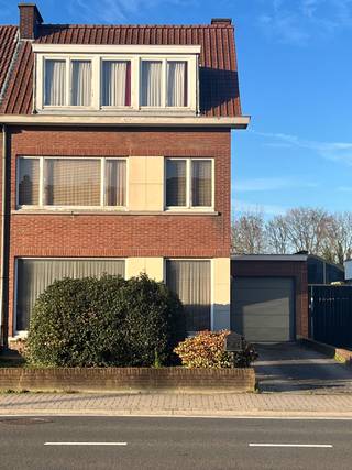 TE KOOP : Lier <br /><br />Goeie ligging : Dichtbij school, station , openbaar vervoer, winkels en verbindingswegen <br /><br />Halfopen bebouwing <br />Bouwjaar : 1967<br /><br />Grote L-vormige living<br />Eetkamer<br />Keuken<br />Hall<br />Kelder<br />4 slaapkamers <br />2 bureaus <br />Badkamer <br />2 wc’s<br />Garage<br />Grote tuin <br />Kruipruimte <br />Berging<br />EPC waarde : F<br />Asbestattest aanwezig<br />Renovatieproject <br />560 vierkante meter <br />