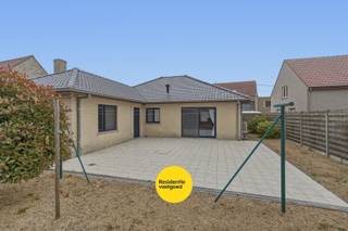 Deze instapklare alleenstaande bungalow, gebouwd in 2006, is rustig gelegen in Ettelgem op een perceel van 455 m² en biedt een bewoonbare...