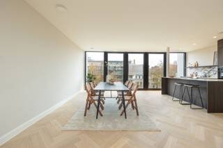 Renovatieproject (2025) in majestueus herenhuis. Welkom aan de Frankrijklei 140. Waar je zaterdagochtend om het hoekje de markt op wandelt...