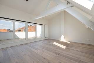 Waanzinnig duplexappartement op rustige ligging in het hartje van de binnenstad. Gelegen op wandelafstand van winkels, openbaar vervoer, Groenplaats en de Scheldekaaien. Gerenoveerd met oog voor detail en hedendaagse leefnormen. Wordt voorzien van drie zonnepanelen. Airco.<br /><br />Indeling:<br /><br />Via de inkomhal op parket met gastentoilet betreed je het appartement. Op deze verdieping bevinden zich de open ingerichte keuken voorzien van toestellen en de ruime living op parket. De living geeft rechtstreeks toegang tot het terras van +/- 12 m². Tevens op deze verdieping bevindt zich slaapkamer 1 op parket en aangrenzende ingerichte badkamer met inloopdouche en lavabo met meubel.<br />Via een inpandige trap bereik je de tweede slaapkamer op parket met aangrenzende ingerichte badkamer voorzien van ligbad, inloopdouche en lavabo met meubel. Op deze verdieping bevinden er zich ook nog 2 ruimtes die gebruikt kunnen worden als dressing of extra stockageruimte.<br /><br />Verkoop onder registratie. <br />Individuele nutsvoorzieningen. <br />Mogelijkheid tot aankoop van ondergrondse autostaanplaats of garagebox.<br /><br /><br /> 