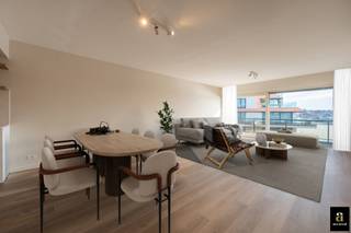 Ruim en zonnig appartement met panoramisch zicht op het Zegemeer, gelegen in de villa-residentie Maracana. Mogelijkheid tot aankoop van een ruime garagebox in het gebouw.<br />De inkomhal is voorzien van een vestiaire en gastentoilet. De ruime leefruimte, bestaande uit een salon en eetplaats, opent naar het zuidwest-gericht terras en biedt een adembenemend uitzicht over het Zegemeer. De volledig geïnstalleerde open keuken is uitgerust met alle hedendaagse comfort en toestellen, aansluitend praktische berging/wasplaats. De master bedroom beschikt over een en-suite badkamer met ligbad, dubbele lavabo en toilet. Daarnaast zijn er twee volwaardige slaapkamers en een bijkomende douchekamer. Alle slaapkamers geven rechtstreeks uit op het zonnige terras, waar u in alle rust kunt genieten van de avondzon. Mogelijkheid tot aankoop van een garagebox (anderhalve wagen diep) in de residentie, bereikbaar via het Georginapad. Verder zijn er twee privatieve kelders en een exclusief gebruiksrecht van het dakterras/solarium van 75 m². Gemeenschappelijke fietsenberging.