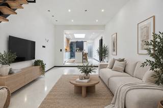 <p>Deze volledig gerenoveerde woning bevindt zich in het centrum van Hamme. Dankzij de centrale ligging zijn winkels, scholen, parken en verschillende groenzones vlot bereikbaar.<span></span></p>
<p>De woning werd van A tot Z gerenoveerd en afgewerkt in een moderne, hedendaagse stijl. Via de inkomhal betreedt u de woning, waarna u terechtkomt in de leefruimte met open keuken. Dankzij de lichtkoepel in de keuken geniet de leefruimte van een aangename natuurlijke lichtinval. De keuken is volledig geïnstalleerd en voorzien van een vaatwasser, inductiekookplaat, ingebouwde koelkast met vriezer, oven en microgolfoven. Op het gelijkvloers bevindt zich tevens de badkamer, uitgerust met een douche, lavabo en toilet.</p>
<p>Op de eerste verdieping bevinden zich twee slaapkamers. De grootste slaapkamer beschikt over een totale oppervlakte van ca. 26 m², inclusief de mezzanine, die extra mogelijkheden biedt. De tweede slaapkamer heeft een oppervlakte van ca. 10 m². Tevens is er op deze verdieping nog een aparte doucheruimte voorzien.</p>
<p>Aan de achterzijde beschikt de woning over een praktisch binnenkoertje, ideaal voor het stallen van fietsen of als extra bergruimte.</p>
<p>De gevel wordt eind september gerenoveerd en afgewerkt met crepi.</p>
<p>De combinatie van de volledige renovatie, moderne afwerking, ruime slaapkamers en centrale ligging maakt deze woning bijzonder geschikt als starterswoning.</p>