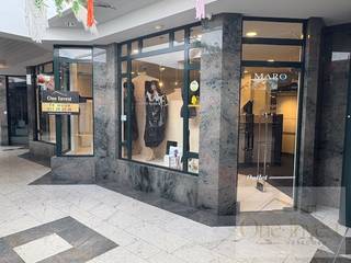 Te huur: mooie, instapklare kledingwinkel in het centrum van Lommel. De winkel is volledig ingericht met paskamers, rekken, toonbank en verlichting – klaar om meteen in gebruik te nemen.<br />Er is een privéparkeerplaats in de kelder inbegrepen, samen met een aparte berging, ideaal voor voorraad of extra opslag.<br /><br />Enkele kenmerken:<br />Volledig ingerichte winkelruimte<br />Gelegen in het centrum, met veel voorbijgangers<br />Privéparkeerplaats in de kelder<br />Aparte berging inbegrepen<br /><br />Interesse? Neem gerust contact op voor meer info of een bezichtiging.