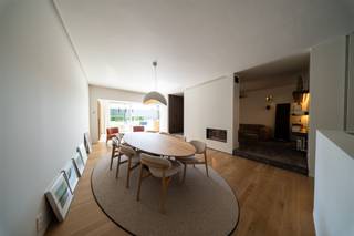 Ruim en stijlvol wonen in het hart van Beveren-WaasOp zoek naar ruimte, comfort en een uitstekende ligging? Dit ruime appartement van maar liefst 225 m² is gelegen in de Vrasenestraat, op wandelafstand van winkels, scholen, de Grote Markt en tal van andere voorzieningen. Bij het betreden van het appartement komt u in de inkomhal met vestiaire, een apart gastentoilet en een eerste berging. De ruime leefruimte biedt alle comfort, met een ingemaakt bureau, een gezellige zithoek met gashaard en toegang tot de wasplaats en de lichtrijke open keuken. De moderne keuken is uitgerust met alle hedendaagse comfort en sluit naadloos aan op het zonnige terras.Het nachtgedeelte omvat een ruime masterbedroom met ensuite badkamer en dressing. Daarnaast zijn er nog twee volwaardige slaapkamers die een gemeenschappelijke doucheruimte delen. Een apart nachttoilet zorgt voor extra comfort.Ook buiten is het aangenaam vertoeven, dankzij de ruime tuin en de verschillende terrassen. Extra troeven zijn de polyvalente ruimte van maar liefst 50 m², ideaal als hobbyruimte of extra opslagruimte, en een eigen garagebox.Bovendien beschikt het appartement over een gunstig EPC-label B, mede dankzij de goede isolatie en de aanwezige zonnepanelen.Een ruim en comfortabel appartement met tal van mogelijkheden, op een toplocatie in Beveren-Waas. Interesse om deze unieke woonst zelf te ontdekken? Contacteer ons gerust voor meer informatie of een bezoek!
