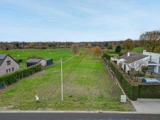 <p>Ontdek deze prachtige bouwgrond aan de Weg naar de Grauwe Steen, ideaal voor wie ruim, rustig en groen wil wonen. Lot 2 beschikt over een noordwestelijke oriëntatie en een P-score A, de meest gunstige score op de waterkaart.</p>
<p>Het perceel is perfect geschikt voor een ruime open bebouwing. Je kan bouwen met een bouwbreedte van 8,8 m en een diepte van 17 m op het gelijkvloers. Op de verdieping is 12 m diepte toegestaan. Zowel een plat als hellend dak behoort tot de mogelijkheden. Je bent bovendien niet verplicht het maximale bouwvolume te benutten – creativiteit is welkom!</p>
<p>Achter het perceel liggen twee weides (lot 3 en lot 4) die optioneel kunnen worden mee aangekocht.</p>
<ul>
<li>
<p>Aankoop lot 4: 10a56ca extra perceel</p>
</li>
<li>
<p>Aankoop lot 3 + lot 4: 21a10ca extra perceel</p>
</li>
</ul>
<p>Een unieke kans voor dierenliefhebbers, tuinliefhebbers of rustzoekers die dromen van extra buitenruimte.</p>
<p>De omgeving biedt tal van wandel- en fietsroutes, met o.a. de Zolderse Mijnterril op wandelafstand. Het perceel maakt deel uit van een verzorgde verkaveling en biedt een prachtig, open uitzicht op het achterliggende landschap. Scholen, winkels en andere faciliteiten in de buurt.</p>
<p>Interesse?<br />Contacteer Sabine: T 0485 47 99 71 of sabine.janssens@living-stone.be. <br /><br /></p>