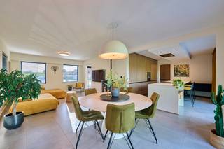 <strong>Smaakvol gerenoveerde woning met prachtig zicht in een verkeersluwe omgeving</strong>. Ter hoogte van de Madeliefstraat 19 in Houthalen-Oost houden we halt aan deze instapklare open bebouwing. Mooi perceel van 6a75ca met veel privacy en prachtig zicht op het groen. De woning is oorspronkelijk gebouwd eind jaren '80 en is doorheen de voorbije jaren met veel oog voor detail gerenoveerd. Denk maar aan nieuwe aluminium ramen met zonwerend glas, zonnepanelen (4080 Wp), nieuwe keuken, vloeren, airco, ... Alle ruimtes bevinden zich op het gelijkvloers en de zolderverdieping kan naar wens verder ingericht worden. <br /><br /><span>Gelijkvloers</span>:<br />Via de lichtrijke inkomhal betreden we de woning met houten schuifdeur naar de leefruimte. Apart toilet en ruimte voor vestiaire. Open leefruimte waarin gezellige zit-en eethoek met pelletkachel en airco die zowel koelt als warmt. De leefkeuken met groot eiland is de eyecatcher in deze ruimte. Kwalitatieve afwerking met Dekton werkblad, ingebouwde toestellen van A-merken en veel opbergruimte en handige lades. Groot schuifraam met toegang tot de tuin. Langs de keuken is er een handige wasberging voorzien van maatkasten waardoor extra berging.<br /><br />Momenteel is er 1 grote slaapkamer (oorspronkelijk waren dit 2 kleinere slaapkamers) met ruime kastenwand en airco. Nachthal met toegang tot een kleine bergruimte (ook aansluitingen voorzien voor wasmachine) en de comfortabele badkamer met lavabo en ligbad. Deze is momenteel perfect bruikbaar en kan naar eigen wens in een nieuw jasje worden gestoken.<br /><br />Inpandige garage met ruimte voor het parkeren van 1 wagen. De hybride warmtepompboiler (lucht/lucht) en de meters van de nutsvoorzieningen zijn hier ook ondergebracht. Extra parkeergelegenheid is voorzien dankzij de carport en oprit.<br /><br /><span>Verdieping</span>:<br />Toegang tot de zolder die momenteel als stockageruimte dient. Mits de nodige afwerking en het plaatsen van een trap kunnen hier extra slaapkamers ondergebracht worden. <br /><br /><span>Tuin</span>:<br />Het onderhoudsvriendelijke perceel laat je in alle rust en privacy genieten van een prachtig zicht op het groen. In het moderne tuinhuis kan je makkelijk al je tuingerief stockeren. Het nodige materiaal is trouwens voorhanden om een overdekt terras te voorzien.<br /><br />De woning heeft een goede EPC-score (label B - 146 kWh/(m² jaar). Verwarming met pelletkachel en airco in de slaapkamer en leefruimte. Het asbestattest is in aanvraag. Op de elektriciteitskeuring zijn enkele opmerkingen waardoor niet conform. Deze attesten zijn te bekijken onder "downloads".<br /><span><br /></span>Ben je op zoek naar een instapklare gelijkvloerse woning met uitbreidingsmogelijkheden en een rustige ligging in het groen? Neem dan gerust contact met ons op voor een bezoek.
<p>Voor meer informatie of een bezoek ter plaatse: 011 39 90 50 - info@jansenrealestate.be<br /><br />Wij ontzorgen je ook voor <strong>de verkoop</strong> van <strong>je huidige woning</strong>! Voor meer uitleg helpen we je graag verder.</p>