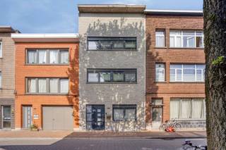 Bent u op zoek naar een royale woning waar comfort, stijl en ruimte centraal staan? Dan is deze prachtige gerenoveerde eengezinswoning in het hart...