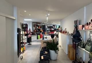 Op <strong>een absolute toplocatie in de Bergstraat,</strong> het beste gedeelte van het centrum van Heist-op-den-Berg, bevindt zich dit <strong>compleet gerenoveerde commerciële gelijkvloers.</strong><br />Het pand beschikt over <strong>een bebouwde oppervlakte van ca. 142 m² </strong>en is gelegen op een <strong>perceel van 333 m². </strong>Achteraan vindt u <strong>een charmante tuin met terras,</strong> een absolute meerwaarde voor zowel klanten als personeel. Dankzij de grote schuifdeur aan de achterzijde geniet de ruimte van <strong>overvloedig natuurlijk daglicht.</strong><br />Het gebouw werd in <strong>2023 grondig verbouwd door de verhuurder,</strong> waardoor het pand <strong>volledig instapklaar</strong> is en voldoet aan hedendaagse normen.<br /><strong>Maandelijkse huurprijs: € 3.000. </strong>Onroerende voorheffing: ten laste van de huurder. De bovenliggende verdiepingen kunnen gebruikt worden voor <strong>stockage en personeelsruimte.</strong><br /><strong>Interesse in dit bedrijfsvastgoed te huur in regio Heist-op-den-Berg?</strong><br />Contacteer ons via info@immodelestre.be of 054 33 62 52.<br />Meer info op www.immodelestre.be