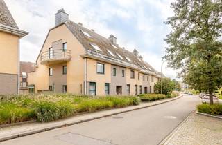 Dit prachtige 2-slaapkamer appartement is gelegen op een zeer rustige toplocatie te Heverlee. Het appartement maakt deel uit van een kleinschalige residentie en biedt u enorm veel troeven.<br />De ruime inkomhal geeft u directe toegang tot de verschillende leef- en slaapruimtes. De leefruimte bevindt zich aan de achterzijde van het gebouw, kijkt uit op het achtergelegen groen en geniet van een open, volledig geïnstalleerde keuken met kwaliteitsvolle toestellen. Dankzij de grote raampartijen baadt de volledige leefruimte in het licht. Vanuit de keuken heeft u toegang tot het terras, waar het heerlijk vertoeven is. Via een houten trap bereikt u vanuit de leefruimte de gezellige, bovengelegen zithoek.<br />Verder beschikt het appartement over twee slaapkamers, een badkamer met ligbad/douche en een apart toilet. Het pand heeft een EPC label C, wat een degelijke energetische basis biedt en ruimte laat voor verdere optimalisatie.<br />Daarnaast is er een ruime, droge bergruimte en een afgesloten garagebox aanwezig.<br />Bent u op zoek naar een topappartement op een heerlijke woonlocatie te Heverlee? info@covas.be // 016 40 60 20 // www.covas.be