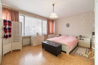 Op de 4de verdieping van een elegant hoekgebouw gelegen Boulevard Auguste Reyers 103 in Schaarbeek, biedt dit appartement van 117 m² een mooie kans voor kopers die er hun eigen stempel op willen drukken. Het goed beschikt over een uitstekend EPC C.<br />Bestaande uit een grote woon- en eetkamer met mooie afgeronde erkerramen, een aparte keuken, twee slaapkamers, een badkamer met dubbele wastafel en douche, een praktische bergruimte en een grote privékelder.<br />Ideaal gelegen met vlotte toegang tot het openbaar vervoer, winkels en de Europese wijk. Een eigendom met veel potentieel op een uitstekende locatie. Vrij bij akte.