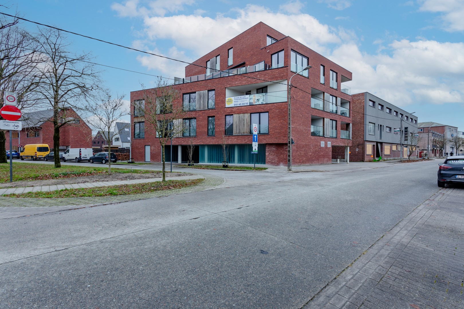 Te koop: Ruim appartement met 2 slaapkamers in Roeselare. - foto 1