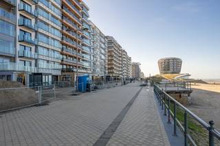 Dit <strong>uitzonderlijk lichtrijk appartement met drie slaapkamers </strong>en een <strong>zuidgericht terras</strong> bevindt zich op de negende verdieping van de stijlvolle Residentie Lidy (Zeedijk 68-69), een absolute topligging op de zeedijk van Middelkerke. Hier woont u letterlijk op de eerste rij, met een <strong>adembenemend panoramisch zicht op de Noordzee</strong> en de unieke beleving van zee, licht en ruimte, elke dag opnieuw.<br /><br />Dankzij de <strong>uitstekende centrale ligging </strong>geniet u van een perfecte combinatie tussen rust en levendigheid. Het strand ligt aan uw voeten, terwijl het (nieuwe) casino, gezellige restaurants, boetieks en openbaar vervoer zich op wandelafstand bevinden. Alles wat Middelkerke te bieden heeft, ligt binnen handbereik.<br /><br />Het appartement werd praktisch en functioneel ingedeeld, met maximale aandacht voor lichtinval en wooncomfort. De <strong>royale leefruimte van ca. 32 m²</strong> baadt in het natuurlijke licht dankzij de grote raampartijen en biedt een ongeëvenaard zeezicht dat nooit verveelt. Dit is een plek waar binnen en buiten naadloos in elkaar overvloeien.<br /><br />De geïnstalleerde keuken is uitgerust met alle nodige toestellen en biedt het comfort om zorgeloos te koken en te genieten. Aansluitend bevindt zich een handige berging met aansluiting voor een wasmachine, wat het dagelijks comfort verhoogt.<br /><br />De badkamer beschikt over een ligbad met douchemogelijkheid, een dubbele lavabo en een toilet. Daarnaast is er een apart gastentoilet, wat extra praktisch is bij ontvangst van familie of gasten.<br /><br />De drie slaapkamers bieden tal van mogelijkheden:
<ul>
	<li>Slaapkamer 1 (ca. 5 m²) met stapelbed, ideaal als kinderkamer.</li>
	<li>Slaapkamer 2 (ca. 6 m²), perfect als logeerkamer of bureau.</li>
	<li>Slaapkamer 3 (ca. 10 m²), een volwaardige master bedroom.</li>
</ul>
Het<strong> zuidgerichte terras van ca. 4 m² </strong>vormt een heerlijke extra buitenruimte waar u in alle rust kunt genieten van de zon, weg van de zeewind.<br /><br />Als bijkomende troef beschikt het appartement over een <strong>privatieve kelderberging</strong>, een absolute meerwaarde voor een comfortabel verblijf aan zee en extra opslagruimte.<br /><br />Optioneel kan een <strong>ruime garagebox </strong>worden aangekocht in residentie ’t Park (Koninginnelaan 37) voor 85.000 euro, wat uw comfort en investeringswaarde nog verder versterkt.<br /><br /><u><strong>Troeven van dit appartement:</strong></u>

<ul>
	<li>Frontaal en panoramisch zeezicht</li>
	<li>Zuidgericht terras</li>
	<li>Exclusieve ligging op de zeedijk</li>
	<li>Privatieve kelderberging</li>
	<li>Uitstekend potentieel voor vakantieverhuur</li>
	<li>Mogelijkheid tot aankoop van een garagebox</li>
</ul>
Dit appartement combineert ligging, licht, comfort en investeringspotentieel op een unieke manier. Ideaal als stijlvol tweede verblijf aan zee of als rendabele investering in vakantieverhuur.<br /><br />Bent u op zoek naar een exclusief appartement op een absolute toplocatie? Contacteer ons vandaag nog voor een bezoek en laat u overtuigen door de charme en het potentieel van deze eigendom.