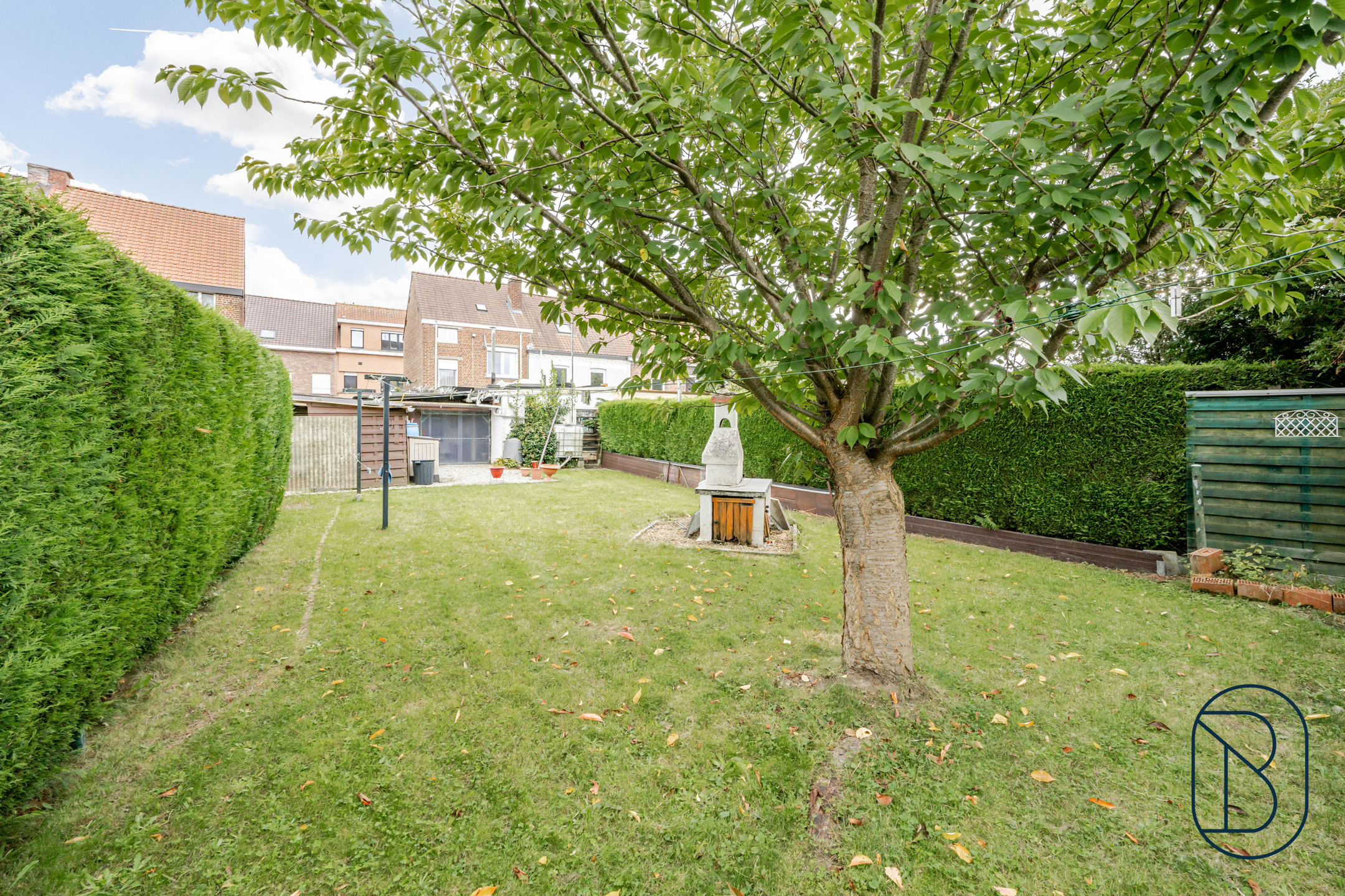 Degelijke woning met grote tuin, dubbele garage en oprit.  - foto 5