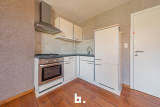 Dit opbrengsteigendom is gelegen tussen het oude stadscentrum van Oostende en Mariakerke op een aantrekkelijke locatie nabij winkels, openbaar vervoer en horeca. <br />Met kinderopvang, scholen en een park met speeltuin op wandelafstand is de ligging ook gezinsvriendelijk. <br />Het hoekgebouw ligt in een recent vernieuwde straat in de nabijheid van de zee en het strand, waardoor het aantrekkelijk kan zijn voor zowel vaste bewoners als tweede verblijvers. <br />Binnen bevinden zich 3 lichtrijke appartementen die elk een ruime leefruimte hebben en 1 aparte slaapkamer, een ruime berging en badkamer met toilet. <br />De appartementen hebben afzonderlijke tellers van water, gas en elektriciteit wat het beheer vergemakkelijkt omdat je deze op naam van de huurders kan zetten en niets dient te verrekenen of voorschieten. <br />GLV appartement heeft een oppervlakte van 62m², het appartement op het 1e verdiep 65 m² en het 2e verdiep 103m². De appartementen op de 1e en 2e verdieping zijn prima onderhouden en instapklaar, het gelijkvloerse appartement is te renoveren. <br />De appartementen zijn alle 3 asbestveilig en beschikken allen over conforme keuring van elektriciteit. De 3 EPC’s met een C-label zijn eveneens een pluspunt. <br />Huuropbrengst van 2000€ per maand mogelijk. <br />In het gebouw is geen lift aanwezig, wat de algemene kosten laag houdt en het huurrendement hoog. TOPINVESTEING