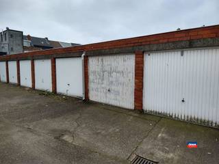 <p><span>HOBOKEN | GARAGEBOX (nr. 118) IN EEN RESIDENTIEEL GELEGEN GARAGECOMPLEX</span></p><p><span>Deze garagebox heeft standaard afmetingen en beschikt over een manuele kantelpoort.</span></p><p><span>Momenteel verhuurd voor 100 EUR per maand (2 maandelijks opzegbaar). </span></p><p><span> </span></p>