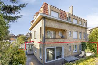 Dit volledig gerenoveerde appartement in de kleinschalige residentie Gimini ligt op een uitstekende locatie in De Panne. Gelegen op korte wandelafstand van zowel het stadscentrum als het strand, en geniet van een vrij uitzicht op het Jeanne d'Arcplein.Met een oppervlakte van 93 m² beschikt dit appartement over twee volwaardige slaapkamers, een kelder en een ruime inpandige garage. Een unieke troef is de zeer ruime tuin en op slechts vijf minuten van het strand. Dit maakt het de ideale plek voor wie de rust van de kust wil combineren met alle comfort en bereikbaarheid.Bent u op zoek naar immo in De Panne? Lees dan zeker verder!INDELING:&gt; Verhoogde gelijkvloerse verdieping:- Grote lichtrijke leefruimte;- Ruime keuken met aansluitende berging en toegang tot de zeer ruime tuin (+-240m²);- Zeer ruime slaapkamer (1);- Slaapkamer (2) met uitkijk op de tuin;- Badkamer met inloopdouche en wastafel;- Apart toilet;- Trap naar kelderverdieping;&gt; Kelderverdieping:- Kelder met aansluitende inpandige garage inbegrepen in de prijs;ALGEMEEN:- Zeer ruime tuin;- Dubbele beglazing, pvc;- Inpandige garage en aansluitende kelder inbegrepen in de prijs.Bent u op zoek naar een instapklaar appartement, ter investering of voor tweede verblijf? Aarzel zeker niet contact op te nemen met ons kantoor Dewaele Koksijde: 058 330 600