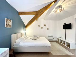 WE INVEST SUD-LUXEMBOURG stelt u dit ruime appartement voor, ideaal gelegen in het hart van het centrum van Aarlen, op de tweede verdieping van een mede-eigendom.
Met zijn 4 slaapkamers en royale ruimtes biedt deze woning een bijzonder zeldzame indeling op de vastgoedmarkt van Aarlen. Het appartement is zowel geschikt voor een investeerder die op zoek is naar een aantrekkelijk huurrendement als voor kopers die willen genieten van een ruim gezinsappartement met 4 slaapkamers in het centrum van de stad.
Dankzij de centrale ligging bevinden alle voorzieningen zich op wandelafstand: winkels, openbaar vervoer, scholen, restaurants en diensten.
Het appartement is als volgt ingedeeld:
Een ruime inkomhal die toegang biedt tot de verschillende vertrekken, een grote leefruimte met volledig uitgeruste open keuken, vier ruime slaapkamers, waarvan twee beschikken over een eigen privé-doucheruimte, evenals een derde doucheruimte.
Momenteel wordt het appartement verhuurd als cohousing, waardoor het onmiddellijk huurinkomsten genereert. De indeling is bovendien perfect geschikt voor dit type verhuur.
Jaarlijkse huurinkomsten: € 33.600
Kosten mede-eigendom: ± € 100/maand
Of u nu op zoek bent naar een rendabele vastgoedinvestering of naar een ruim appartement met 4 slaapkamers in het stadscentrum, deze woning biedt tal van mogelijkheden.
Voor meer informatie of om een bezoek in te plannen, kunt u contact met ons opnemen:
+32 (0)63 33 00 69 – sud.luxembourg@weinvest.be