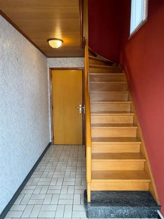 Welkom in deze charmante woning in Stekene met veel potentieel. Dit huis staat op een mooi perceel van 657m². De tuin loopt volledig rondom de woning.Op het gelijkvloers heb je naast de inkomhal, een zeer ruime leefruimte, een aparte keuken met aansluitend nog een eetplaats.Verder heb je op het gelijkvloers al een eerste ruime badkamer met bad, douche, en toilet.Op de verdieping heb je alvast 2 slaapkamers, en mogelijkheid tot inrichten van 4 kamers.Daarnaast is er op deze verdieping een 2e douchekamer die ook nog een toilet heeft.De woning heeft ook een ruime garage, en naast de woning is er nog een lange oprit waar je nog extra wagens kan parkeren.Vanuit de garage heb je toegang tot de kelder en nog een opbergzolder.Dit is een perfecte kans voor koper die ruimte en mogelijkheden zoeken om hun droomwoning naar eigen wens in te richten.De ligging in centrum Stekene maakt het gemakkelijk bereikbaar en biedt goede bereikbaarheid naar de regio toe.Bezoeken op afspraak via 03 / 779 69 29 of contact@eberhardvastgoed.be