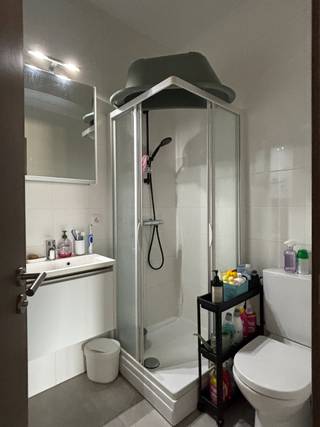 Het appartement is gelegen op de tweede verdieping in een gebouw met 5 appartementen. De keuken is voorzien van alle toestellen. Volledig appartement is op tegel. In de badkamer is een douche, lavabo en toilet. Naast de 2 slaapkamers is er nog een aparte berging. In de kelder zijn er twee bergingen inbegrepen. Super verzorgd appartement met extra meubilair in keuken.<br /><br />Troeven zijn een conform elektriciteitsattest, EPC B, een asbestveilig appartement.<br /><br />Een ondergrondse garage is verplicht mee aan te kopen aan de prijs van € 22.500.<br /><br />Huurder vertrekt op korte termijn zodat het bij de akte beschikbaar is.