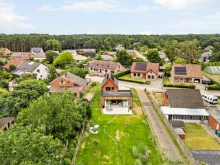 BEZOEKDAG OP 26/07 TUSSEN 12H en 13H.<br /><br />Op zoek naar een vrijstaande woning waar je meteen kan intrekken, pal in het groen? Lees dan zeker verder.<br /><br />Aan de rand van het bos in Langdorp (Aarschot) staat deze volledig vernieuwde woning, waar de vertrouwde rode gevel en een strakke houten leefuitbouw elkaar mooi versterken. Instappen zonder zorgen, met de rust van het bos in je achtertuin.<br /><br />Indeling:<br /><br />Glv: Je betreedt de woning via de inkomhal met apart toilet. Die geeft toegang tot de lichtrijke leefruimte, die naadloos overloopt in een open maatkeuken in notelaar — met kookeiland, handgemaakte groene tegels en volwaardige inbouwtoestellen. Grote schuiframen zetten de hele achtergevel open naar het terras (40 m²) en de zongerichte tuin. Op hetzelfde niveau vind je bovendien al een slaapkamer met eigen badkamer, ideaal om gelijkvloers te wonen. Van hieruit bereik je ook de kelder.<br /><br />1eV: De nachthal leidt naar de master slaapkamer en een ruime, verzorgde badkamer met dubbele wastafel, vrijstaand bad en inloopdouche. Deze verdieping geeft uit op een eigen terras op het platte dak.<br /><br />TROEVEN:<br />-Volledig vernieuwd en energiezuinig: warmtepomp, vloerverwarming, zonnepanelen en balansventilatie (systeem D) — resultaat: een gunstig EPC<br />-Vrijstaand op 838 m², met diepe, zongerichte tuin aan de bosrand<br />-Gelijkvloers wonen mogelijk: slaapkamer én badkamer op het gelijkvloers<br />-Hoogwaardige afwerking: notelaar maatkeuken, natuursteen, designverlichting<br />-Regenwaterrecuperatie (7.500 l) en all-electric comfort<br />-Rustige, groene ligging in Langdorp, vlot verbonden richting Aarschot