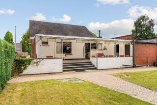 Deze vrijstaande woning is centraal gelegen en biedt zowel binnen als buiten de ruimte voor de bewoning van een gezin. Deze eigendom bestaat uit...