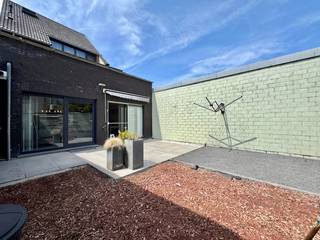 Dit zeer gezellig appartement is enorm rustig gelegen in een doodlopende straat vlakbij het centrum van Zelzate en de nabije invalswegen. Het...