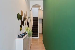 Deze mooie woning onderging in 2019-2020 een totaalrenovatie en werd steeds goed onderhouden. De woning is aldus instapklaar en is bovendien vrij bij akte!<br /><br />De woning is gelegen in de verkeersluwe Van 't Sestichstraat in hartje Leuven. Deze centrale, maar rustige ligging biedt u rust terwijl alle geneugten van het leven in de stad binnen wandelafstand liggen. Scholen, winkels, pleinen, parken, sportfaciliteiten en buurtbar Bar Stan liggen om de hoek!<br /><br />Bestaande uit een inkomhal met een apart toilet, een hoogwaardige keuken met een eiland, een lichtrijke leefruimte met een zit- en een eetplaats en aansluitend een terras. Op de eerste verdieping zijn de hoofdslaapkamer met aansluitend de hoofdbadkamer met een ligbad en een inloopdouche voorzien. Op de tweede verdieping zijn 2 extra slaapkamers met elk een wastafel en een tweede badkamer met een inloopdouche en een toilet voorzien. Op de derde verdieping is een mooi dakterras met een prachtig zicht over het centrum van Leuven voorzien. De woning beschikt bovendien over een praktische en droge bergkelder met aansluitingen voor een wasmachine en een droogkast.<br /><br />EPC 181kWh(B-label)! Elektriciteit conform! Niet-overstromingsgevoelig!<br /> <br />Indien u deze leuke woning graag bezoekt dan kan u mij steeds bereiken via arnaut@immojanstas.be of op 0495292080.<br /><br />Bijkomende info (EPC, bodemattest, elektriciteitsattest, enz...) kan U hier downloaden ↓