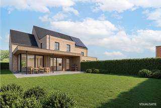 <h1>Exclusieve nieuwbouwwoning met zuidgerichte tuin en vrije afwerking</h1>
<p>In de rustige woonomgeving in Beerse bevindt zich deze uitzonderlijke nieuwbouwwoning op een perceel van 585 m². Een eigendom waar ruimte, licht en hedendaags wooncomfort samenkomen en waar u nog mee richting kunt geven aan de uiteindelijke afwerking van uw toekomstige thuis. Met een bewoonbare oppervlakte van maar liefst 284 m², een ruime garage of bijgebouw van 40 m², vier slaapkamers en een afzonderlijk bureau biedt deze woning alle ruimte voor comfortabel gezinsleven, thuiswerk en ontspanning.</p>
<p>De architectuur werd ontworpen met bijzondere aandacht voor licht en leefkwaliteit. De royale leefruimte wordt gekenmerkt door indrukwekkende kamerhoge raampartijen die zorgen voor een overvloed aan natuurlijk daglicht en een prachtige verbinding met de zuidgerichte tuin. Hierdoor ontstaat een open en ruimtelijk gevoel dat in elk seizoen tot zijn recht komt. De huidige foto's geven een tussenfase van de bouwwerken weer. Tegen oplevering zal de woning zich in een verder afgewerkt stadium bevinden, terwijl u als koper nog de mogelijkheid behoudt om belangrijke afwerkingskeuzes zelf te bepalen. De inrichting van de keuken, badkamer, vloeren, binnendeuren en tuinaanleg kan nog naar eigen voorkeur worden ingevuld, zodat uw nieuwe thuis volledig aansluit bij uw smaak, comfortwensen en levensstijl. De vermelde verkoopprijs heeft betrekking op de woning zoals voorzien in het lastenboek. De afwerking van keuken, badkamer en sanitair, vloeren, binnendeuren, tuinaanleg en eventuele persoonlijke meerwerken is niet inbegrepen in de geafficheerde prijs en kan volledig volgens uw wensen worden samengesteld. Ook op technisch vlak werd gekozen voor duurzaamheid en toekomstgericht wonen. Dankzij de combinatie van een warmtepomp, een ventilatiesysteem en hoogwaardige isolatie voldoet deze woning aan de hedendaagse energie-eisen en geniet u van een aangenaam binnenklimaat met een laag energieverbruik.</p>
<h3>Troeven</h3>
<ul>
<li>Perceel van 585 m²</li>
<li>Bewoonbare oppervlakte van 284 m²</li>
<li>Zuidgerichte tuin</li>
<li>Kamerhoge ramen met maximale lichtinval</li>
<li>4 volwaardige slaapkamers</li>
<li>Afzonderlijk bureau of praktijkruimte</li>
<li>Garage/bijgebouw van 40 m²</li>
<li>Vrije keuze in belangrijke afwerkingen</li>
<li>Energiezuinige nieuwbouw met warmtepomp</li>
<li>Vlotte verbinding naar winkels, scholen en invalswegen</li>
</ul>
<p>Een unieke kans voor wie op zoek is naar een ruime gezinswoning met karakter, hedendaags comfort en de mogelijkheid om de afwerking mee vorm te geven volgens eigen smaak en budget.</p>
<p><strong>Plannen, lastenboek, afwerkingsmogelijkheden en prijsinformatie zijn verkrijgbaar op kantoor. (Domestic makelaars) Wij begeleiden u graag bij de realisatie van uw toekomstige droomwoning. Contact Dirk Luyckx 014 61 03 86 of via dl@domestic.be<br /><br />De vermelde verkoopprijs is exclusief btw op de constructiewaarde en exclusief registratierechten op het grondaandeel, evenals de bijhorende notariële akte- en dossierkosten. </strong></p>