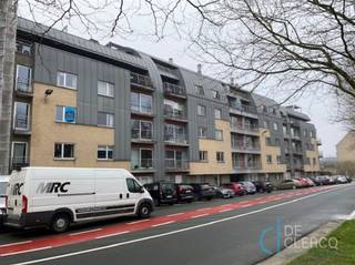 <p><span><span>Zeer gezellig en ruim appartement met autostaanplaats te huur nabij centrum Gent!<br /><br />Dit appartement is gelegen in de VISSERIJ te Gent, één van de mooiste locaties aan het water waar het centrum op wandel en fietsafstand te bereiken is. <br /><br />Het appartement dateert van 2005 en is gelegen op de tweede verdieping. Het gebouw is voorzien van een lift.<br /><br />Het omvat een inkom, een afzonderlijk toilet, een lichtrijke leefruimte met aanpalend balkon, een volledig ingerichte open keuken (vaatwasmachine, frigo, oven en keramisch kookvuur), 2 slaapkamers, een badkamer met ligbad en een berging. <br /><br />De verwarming gebeurt dmv aardgas en het appartement beschikt over een zeer mooi EPC cijfer nl 81. <br /><br />In de huurprijs zijn de gemeenschappelijke kosten en de autostaanplaats inbegrepen!<br /><br />Uw contactpersoon voor dit pand is Leen De Clercq, afspraken kunnen steeds via mail naar leen@vastgoed-dc.be worden vastgelegd</span></span></p><p><span> </span></p>