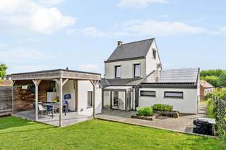 Unieke kans: instapklare woning op een unieke ligging aan de voet van het Kluisbos!<br /><br />Indeling: inkomhal, badkamer, bureauhoek, toilet, gezellige leefruimte met zithoek, open ingerichte keuken met stijlvolle glazen uitbouw en een multifunctionele ruimte die kan dienen als praktijkruimte, slaapkamer, bureauruimte, ..., voorzien van een aparte inkom. Verder beschikt de woning over een kelder, garage, berging en technische ruimte voor de centrale verwarming.<br />Op de eerste verdieping bevinden zich de nachthal en 2 slaapkamers.<br />De tweede verdieping omvat een ruime zolderslaapkamer.<br /><br />Buiten geniet u van een ruim terras en een aangename tuin, ideaal om in alle rust te ontspannen.<br /><br />TROEVEN:<br /><br />- Instapklare woning met praktische indeling<br />- Gelegen op een toplocatie aan de voet van het Kluisbos<br />- Zonnepanelen aanwezig<br />- Multifunctionele ruimte met aparte toegang, ideaal voor vrij beroep, praktijk of hobbyruimte<br />- Garage, kelder en extra bergruimtes aanwezig<br />- Ruim terras en gezellige tuin<br /><br />Meer info of een bezoek? Neem gerust contact op: charlotte@immobeguin