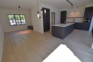TE HUUR: Nieuwbouw woning op een rustige locatie nabij centrum KnokkeIndeling: inkomhal met gastentoilet en vestiaire, gezellig woon- en eetkamer...
