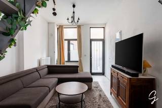 <p>Op zoek naar een betaalbare woning met ruimte, potentieel én een centrale ligging?<br />Deze stadswoning in de Molenstraat, pal in het hart van Geraardsbergen, vormt een uitstekende opportuniteit voor starters, jonge gezinnen of investeerders.<br />De woning beschikt over een leefruimte en open keuken op het gelijkvloers, 2 volwaardige verdiepingen met 3 slaapkamers en badkamer en daarboven nog een ruime zolderverdieping.<br />Deze zolder biedt heel wat mogelijkheden en kan, mits de nodige aanpassingen ingericht worden als een volwaardige extra verdieping. <br />Met een totale oppervlakte van circa 130 m² biedt deze woning een verrassend potentieel. Bovendien beschikt de woning over een kelder van ongeveer 9 m², ideaal als extra bergruimte voorzien voor wasmachine en droogkast.<br />De centrale ligging in hartje Geraardsbergen zorgt ervoor dat winkels, horeca, scholen, openbaar vervoer en alle dagelijkse voorzieningen vlot bereikbaar zijn.<br />Interesse?<br />Contacteer Kat: 0473/42.76.99. – katrien@cornelis-goeman.be<br />Vraagprijs: € 199.000</p>
