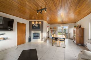 Rustig en aangenaam gelegen bungalow, grote tuin. <br /><br />INDELING: inkom, gezellige grote lichtrijke leefruimte, open geïnstalleerde keuken, nachthal, 3 slaapkamers, toilet, wasruimte, garage met elektrische poort. <br />Grote tuin van meer dan 10 are met terras, schuur en kippenren. Meerdere parkeerplaatsen voor het huis. <br /><br />TROEVEN: gasverwarming, houtkachel, zonnepanelen, regenwatertank, rolluiken, PVC dubbel glas (behalve 3 ramen). EPC C. Energiezuinig huis – direct instapklaar! <br /><br />Bezoek na afspraak met Immo Beguin: aurelie@immobeguin.be