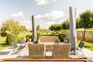 Propriété de 5.500 m² sise au calme, à proximité du centre de Knokke, bénéficiant d'une vue lointaine sur les champs. Composition : hall d'entrée...