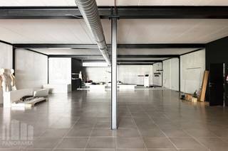 Découvrez ce bâtiment d’entreprise indépendant bénéficiant d’une situation stratégique le long de la Bergensesteenweg à Lot. Grâce à sa proximité avec l’E19 et le R0, le bien bénéficie d’une excellente accessibilité ainsi que d’une forte visibilité.<br /><br />Le bâtiment offre une superficie totale de 1 500 m², répartie sur plusieurs espaces fonctionnels. Le rez-de-chaussée comprend un showroom de 500 m², tandis que le niveau -1 dispose d’un atelier de 500 m². Le premier étage comprend 350 m² de bureaux/showroom, complétés par un loft lumineux de 150 m² offrant une vue magnifique sur les champs. Ce loft est équipé de la climatisation, d’une cuisine aménagée et d’une pièce séparée. Il offre également une belle vue sur les espaces verts et les champs environnants.<br /><br />Le bâtiment dispose d’une hauteur libre de 3,30 m au rez-de-chaussée et au niveau -1, et de 2,70 m au premier étage. Des sanitaires sont présents au rez-de-chaussée et au premier étage. L’atelier/espace de stockage est accessible via une porte coulissante (1,55 m L x 2,25 m H).<br /><br />Le bâtiment est équipé d’une combinaison d’une chaudière au gaz et d’une pompe à chaleur, d’une bonne isolation ainsi que de pas moins de 139 panneaux solaires, contribuant à une réduction significative de la consommation énergétique.<br />La parcelle entièrement clôturée dispose de vastes possibilités de stationnement aménagées à l’avant et à l’arrière du bâtiment, ainsi que d’une zone pratique dédiée aux livraisons.<br /><br />Contactez <strong>PANORAMA B2B</strong> pour plus d’informations, les plans ou organiser une visite sans engagement au <strong>0479 70 70 70</strong>.