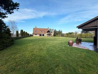 Op een uitzonderlijk perceel van maar liefst 2.212 m², in een doodlopende straat, pal aan de rand van een natuurgebied en toch op wandelafstand...