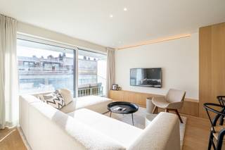 Magnifique appartement entièrement meublé de deux chambres, idéalement situé entre la place Van Bunnenplein et la place Lichttorenplein.<br /><br />Il comprend un hall d'entrée avec toilettes pour invités et vestiaire, un agréable espace de vie avec cuisine ouverte entièrement équipée donnant sur une terrasse ensoleillée orientée sud.<br />La chambre principale dispose de placards intégrés, tandis que la deuxième chambre est équipée de lits superposés.<br /><br />La salle de bains est équipée d'une douche et d'un double lavabo. Une machine à laver et un sèche-linge sont à votre disposition.<br /><br />La résidence a été entièrement rénovée récemment, y compris les balcons et les terrasses.