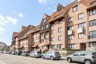 Het appartement is gelegen op de 3e verdieping van de klassevolle residentie "Hof van Bourgondië".<br />Een locatie in alle rust, eigen aan het gegeerde Kristus Koning, op wandelafstand van centrum Brugge, de vestigingen, het Graaf Visartpark, sport- en ontspanningsfaciliteiten,... Daarnaast zorgt de goede bereikbaarheid via de expresweg voor een optimale ligging tov autostrade, kust,...<br /><br />Dit prachtige en omvangrijke appartement beschikt over een schitterend ruim terras aan de achterzijde of zuidzijde, waardoor u de HELE DAG VAN DE ZON KAN GENIETEN.<br /><br />Het uiterst lichtrijke appartement werd uiterst rationeel ingedeeld en beschikt over een ruime inkomhal, een brede en lichtrijke leefruimte, keuken een berging, 2 riante slaapkamers, badkamer en een apart toilet. De leefruimte is aangenaam breed, waardoor u zich in een heel lichtrijk appartement bevindt met open zicht op de groene tuin. Het appartement vraagt een opfrissing om te voldoen aan het hedendaagse wooncomfort maar de goede indeling in combinatie met de degelijke structuur bieden hiervoor een goede basis. <br />De woonst kreeg recent een nieuwe en zuinige CV-ketel wat ook uit het E-peil met label B blijkt!!<br /><br />Bij het appartement kan er een ondergrondse dubbele garagebox aangekocht worden. <br /><br />Plan snel jullie bezoek in via 050 45 03 45 of via info@delbecque.immo.