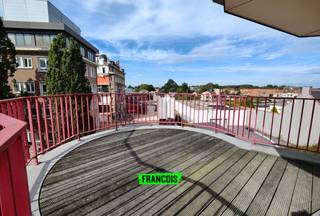 In het hart van Roeselare vind je dit prachtig onderhouden appartement met twee slaapkamers en een ruim, zonovergoten terras. Het appartement is gunstig gelegen op wandelafstand van de Grote Markt en bevindt zich in de nabijheid van scholen, winkels en alle andere voorzieningen, waardoor alles gemakkelijk te voet of met de fiets bereikbaar is. Het is gelegen op de vierde verdieping en is het enige appartement op deze etage, wat zorgt voor extra rust en privacy.<br /><br />Bij binnenkomst word je verwelkomd door een ruime inkomhal. De gezellige, lichtrijke woonkamer biedt toegang tot het royale zonneterras. Verder beschikt het appartement over een praktische keuken, een berging met aansluitingen voor wasmachine en droogkast, een badkamer met ligbad, lavabo en toilet, en twee ruime slaapkamers. Het gebouw is tevens uitgerust met een lift. De verwarming gebeurt via een energiezuinige warmtepomp.<br /><br />Dit appartement is ideaal voor zowel investeerders als particulieren die op zoek zijn naar een comfortabele woonst op een toplocatie.<br /><br />Dit appartement wordt verkocht aan een startprijs van €149.000. Elk bod boven deze startprijs wordt voorgelegd aan de verkoper(s).<br /><br />Voor meer informatie of een bezoek, contacteer ons via axel@immofrancois.be of 0471/45.29.95.<br /><br />