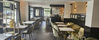 <span><u><strong>INDELING:</strong></u><br /><strong><em>Gelijkvloers</em></strong>: Inkom met toonbank en frigo's - restaurant/café/eetzaal - ingerichte keuken - overkapping met alle voorzieningen voor een bijkomende keuken - sanitaire ruimte.<br /><em><strong>Eerste verdieping</strong></em>: nachthal - leefruimte met open keuken - 3 slaapkamers - badkamer.<br /><br /><u><strong>AFWERKING:</strong></u><br />Recente renovatiewerken: nieuwe ramen en deuren, voorgevel opnieuw geschilderd.<br />Instapklaar!<br /><br /><u><strong>BESTEMMINGSMOGELIJKHEDEN:</strong></u><br />Hoofdbestemming: restaurant of café <br />Nevenbestemming: bewoning op verdieping<br /><br /><u><strong>NUTSVOORZIENINGEN:</strong></u><br />Stadswater, CV op aardgas (gasketels - radiatoren), elektriciteit, internet/telefonie/distributie.<br /><br /><u><strong>LIGGING:</strong></u><br />Hoekpand op zicht-locatie te Oudenburg!<br /><br /><u>* Bijzonderheden:</u><br />- Huurprijs is exclusief, onroerende voorheffing, verbruik nutsen<br />- Aanwezige inboedel, materiaal, meubilair zijn eventueel over te nemen.<br />- Onze referentie op <strong>www.centro.be</strong>: <strong>L0151</strong> of contacteer ons via <strong>050700102</strong>.<br /><br /><strong>CENTRO | BEDRIJFSVASTGOED</strong> is reeds 25 jaar gespecialiseerd in de bemiddeling van commercieel- en bedrijfsvastgoed in West- en Oost Vlaanderen.<br />Wilt u ook weten hoeveel uw bedrijfsgebouw waard is?<br />Contacteer ons vrijblijvend voor een marktconforme waardebepaling van uw pand.</span>