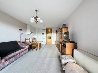 Dit appartement bevindt zich op slechts enkele stappen van zee en 600m van het centrum. De indeling is als volgt: inkomhal, woonkamer, ingerichte keuken, slaapkamer , blinde kamer, badkamer, WC en berging. Er is een terras dat volledig zuid georiënteerd is, alsook een tweede kleiner terras aansluitend aan de slaapkamer. Gemeenschappelijke fietsenberging. Mogelijkheid tot het aankopen van een garage: 50.000 €. Ref Pieter Bortier 301