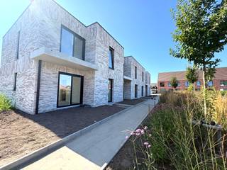 Deze woning wordt gebouwd volgens de laatste energetische normen en is uitgerust met een <strong>geothermische warmtepomp</strong> en een <strong>regenwater recuperatiesysteem</strong>.<br /><span>Op het gelijkvloers vind je de inkomhal met apart gastentoilet en berging. Verder is er de woonkamer en eetplaats met mooi zicht naar de tuin. De keuken is volledig ingericht en voorzien van alle toestellen. Op de eerste verdieping vind je drie slaapkamers, een apart toilet en een ingerichte badkamer. Standaard wordt er een </span>privétuin en <strong>tuinberging</strong><span> voorzien. </span><br />Meer info? Contacteer Christophe Blassieaux via 014 48 26 81 of Christophe.blassieaux@matexi.be