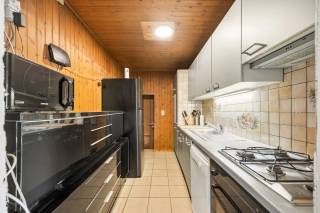 Op een rustige en landelijke locatie in Hoegaarden bevindt zich deze verder te renoveren woning (verdiep 1 en 2 zijn reeds gerenoveerd) met een bijzonder ruime hangar/opslagruimte. Een eigendom met karakter en vooral veel potentieel, ideaal voor wie op zoek is naar een renovatieproject met extra ruimte voor wonen, werken, opslag of een zelfstandige activiteit. <br /><br />De woning omvat op het gelijkvloers een living met eetplaats, een keuken, een badkamer en twee extra polyvalente ruimtes. Deze ruimtes bieden heel wat mogelijkheden en kunnen, afhankelijk van de gewenste indeling en renovatie, perfect worden ingericht als bureau, hobbyruimte, speelkamer of extra leefruimte.<br /><br />Op de eerste verdieping bevinden zich 2 slaapkamers. Via een vaste trap is bovendien de ruime zolderverdieping bereikbaar, die bijkomende mogelijkheden biedt voor uitbreiding of opslag.<br /><br />Een absolute troef is de ruime garage/opslagplaats of hangar, die zowel rechtstreeks vanaf de straat als via de ruime oprit toegankelijk is. De toegang via een industriële poort maakt deze ruimte bijzonder geschikt voor het stallen van voertuigen, materiaal, machines of het uitoefenen van een activiteit, mits de nodige vergunningen.<br /><br />Troeven:<br />Landelijke en rustige ligging in Hoegaarden<br />Verder te renoveren naar eigen smaak<br />Verschillende polyvalente ruimtes<br />Grote hangar/garage/opslagruimte<br />Ruime oprit <br />Toegang tot de hangar zowel via de straat als via de oprit<br />Tal van mogelijkheden voor wonen, hobby, opslag of werken<br />Interessant renovatieproject voor wie op zoek is naar ruimte en potentieel<br /><br />Een eigendom met ruimte, mogelijkheden en karakter, waar een grondige renovatie kan leiden tot een zeer veelzijdige woon- en werkplek.<br /><br />Laat u verrassen door de mogelijkheden die deze eigendom te bieden heeft en ontdek ter plaatse het volledige potentieel.